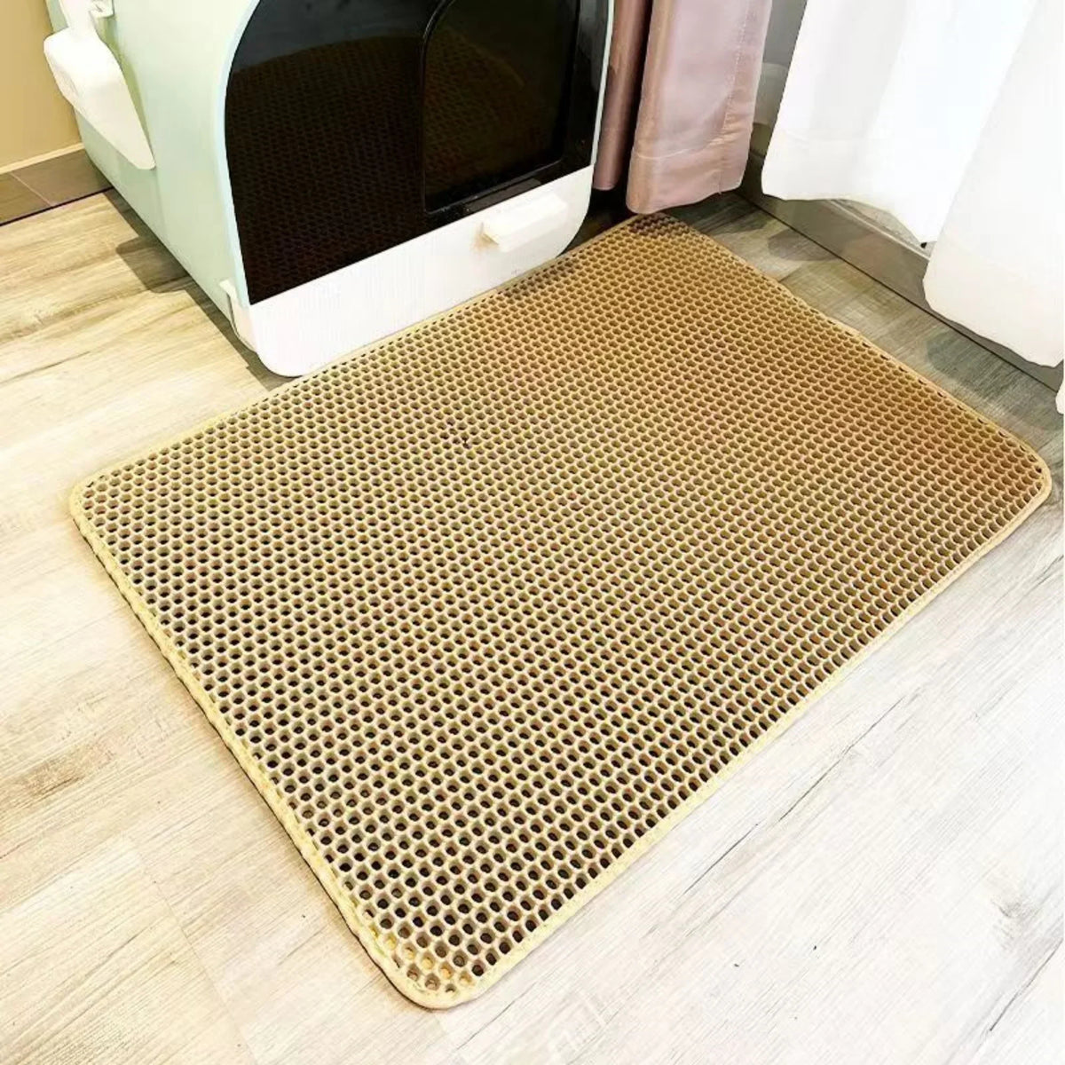 Tapis attrape-litière beige sable devant le bac à litière