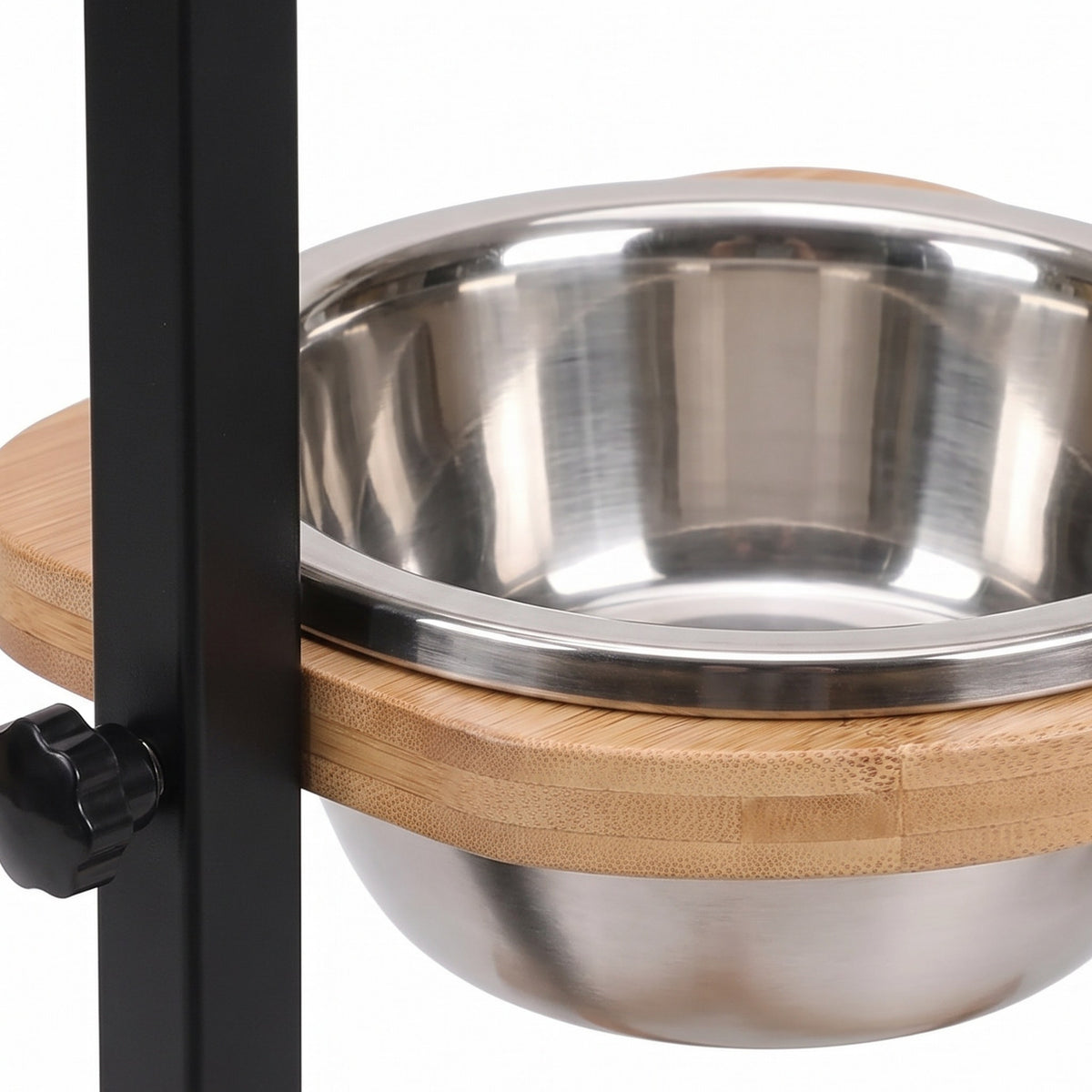 Gros plan sur un bol inox dans son anneau en bambou et la molette de réglage en hauteur