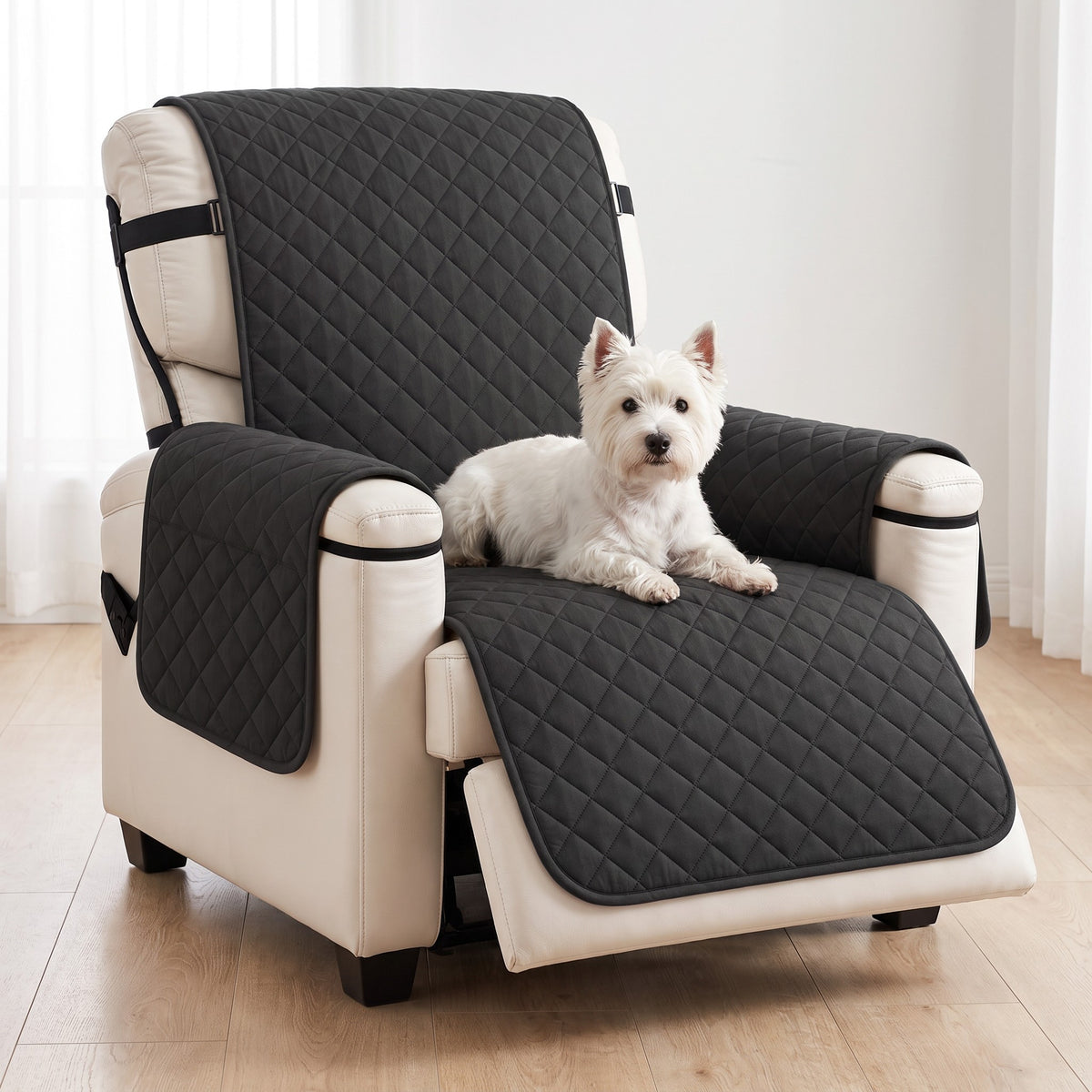 Westie allongé sur la housse de fauteuil noire