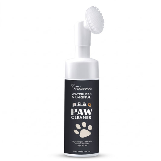 Flacon de mousse nettoyante pour pattes sur fond blanc