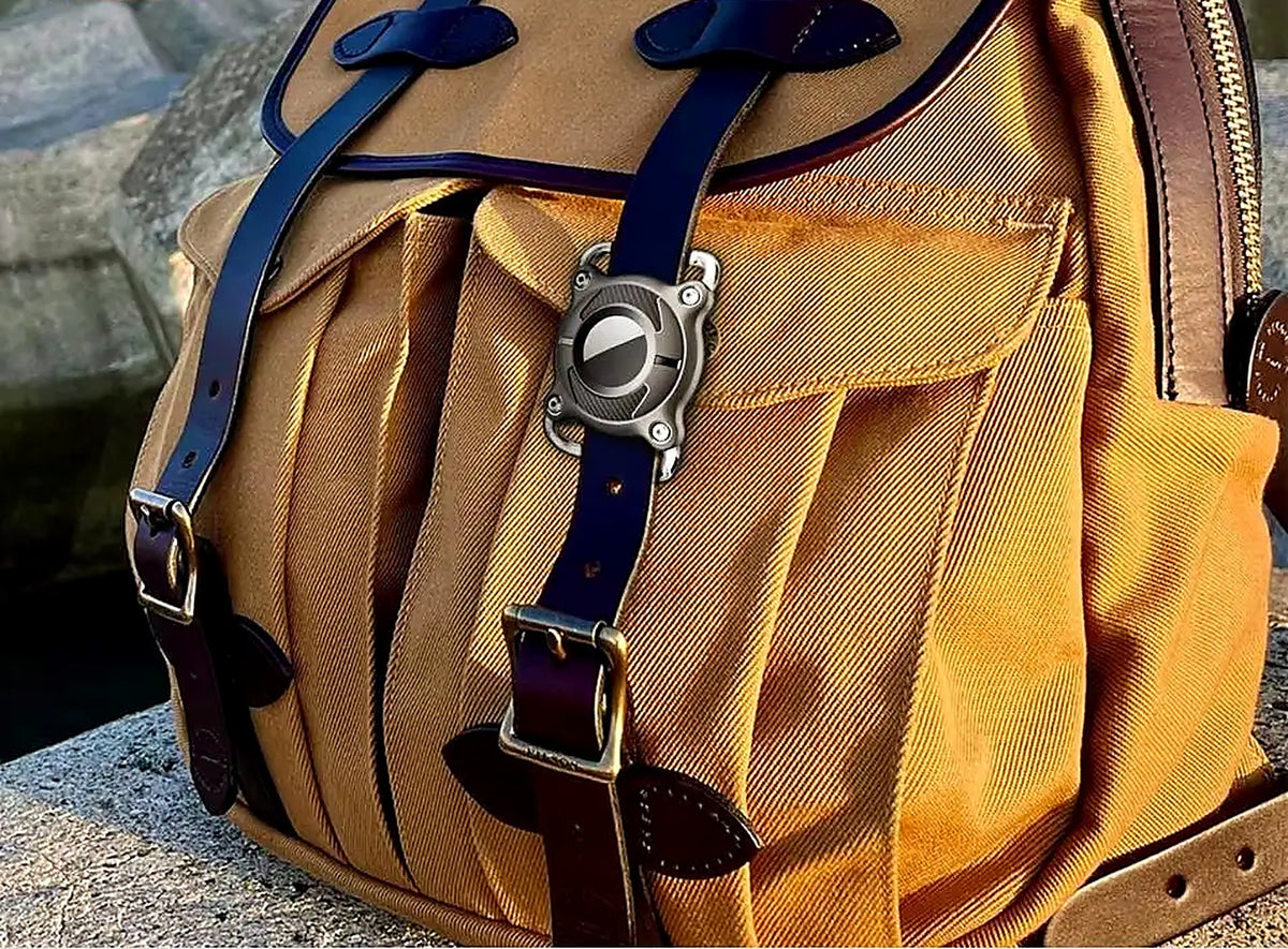 Support AirTag fixé sur la sangle d'un sac à dos