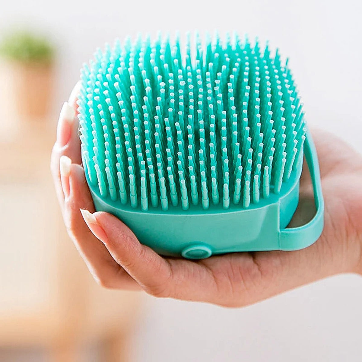 Picots souples en silicone de la brosse de bain tenue dans une main