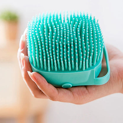 Picots souples en silicone de la brosse de bain tenue dans une main