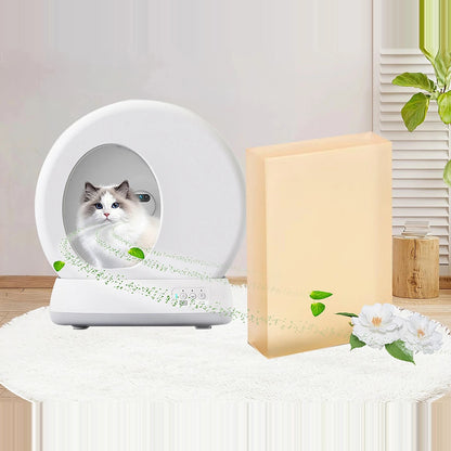 Plaquette désodorisante à côté d'une litière automatique fermée pour chat