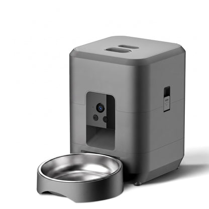 Distributeur de croquettes connecté avec caméra et bol inox, sur fond blanc