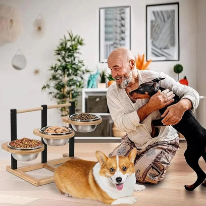 Gamelle surélevée Hector dans un salon, bols réglés à trois hauteurs, avec un corgi et un chien noir