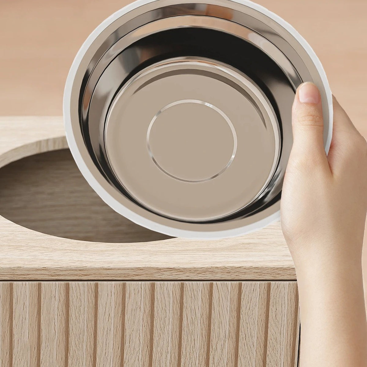 Bol en inox de 2 litres retiré du meuble pour être lavé