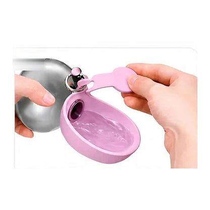 La coque en silicone soulevée forme la coupelle, remplie d'eau