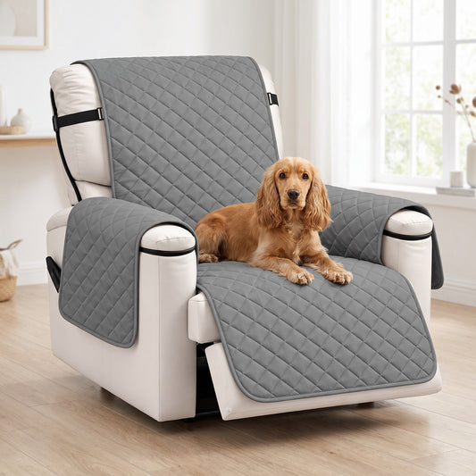 Cocker allongé sur la housse de fauteuil grise