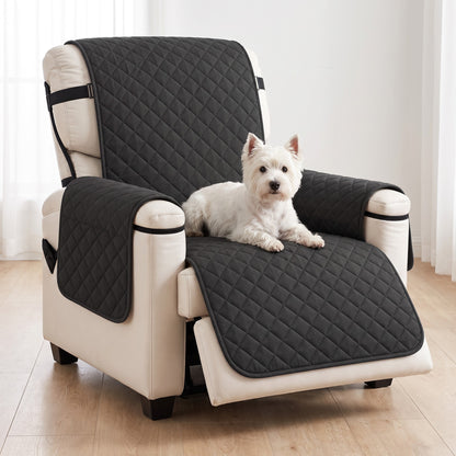Westie allongé sur la housse de fauteuil noire