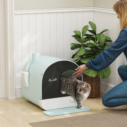 Chat sortant de la maison de toilette par la porte battante