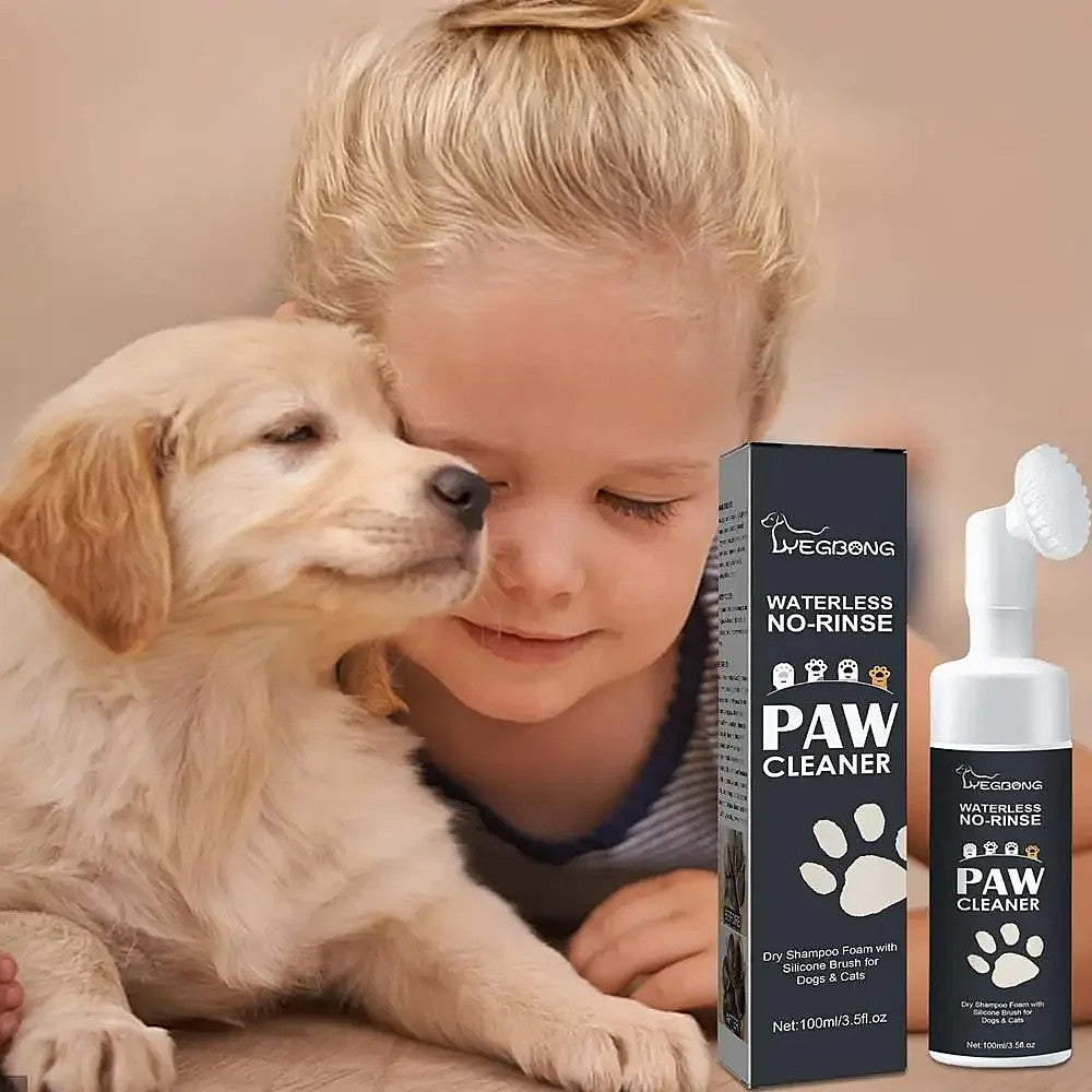 Enfant et chiot avec la mousse nettoyante pour pattes