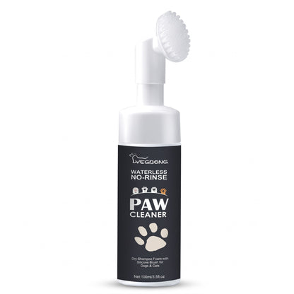 Flacon de mousse nettoyante pour pattes sur fond blanc