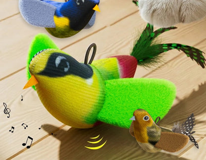 Oiseau sonore en peluche verte et jaune, plumes vertes, posé sur un parquet