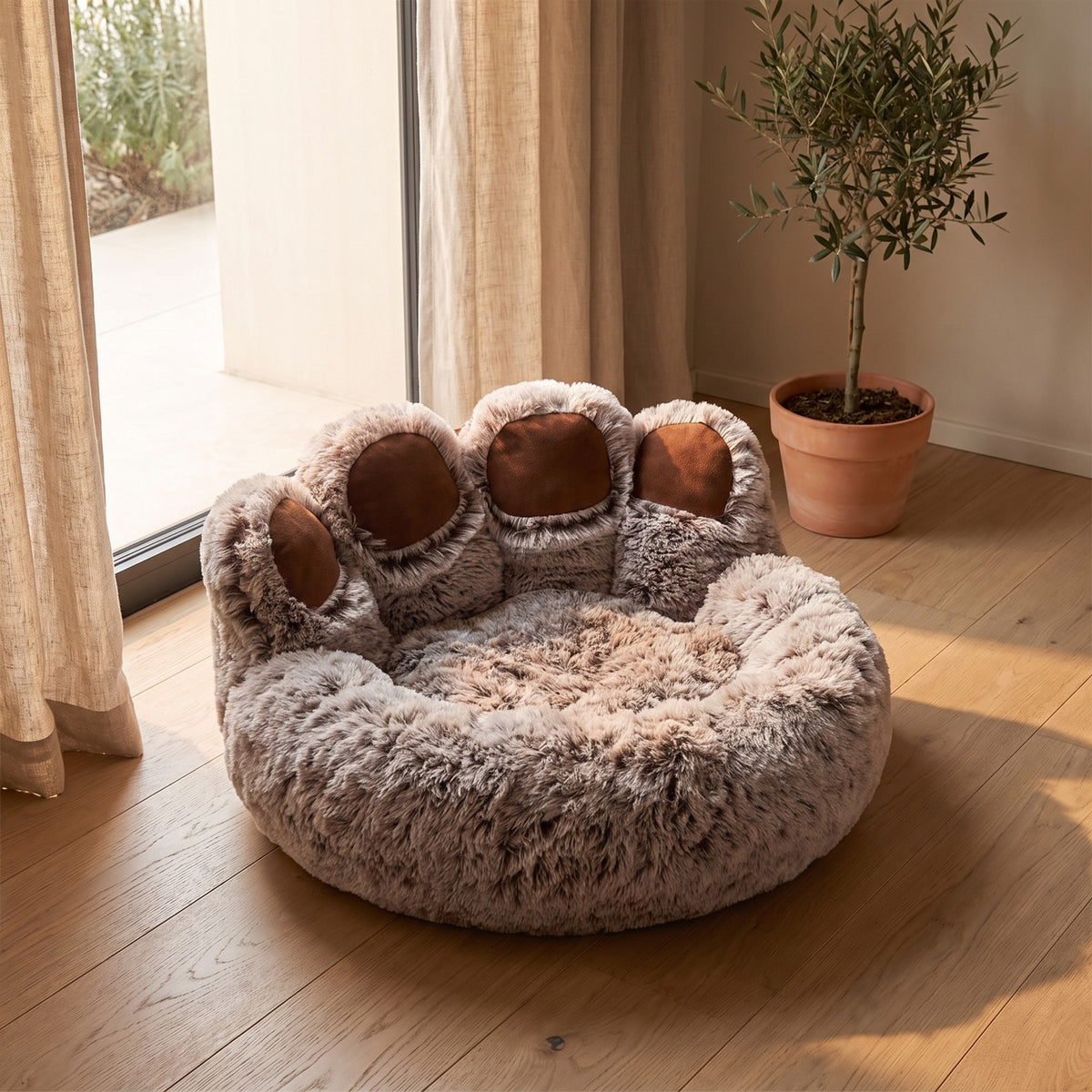 Panier en forme de patte en fourrure longue posé dans un salon lumineux