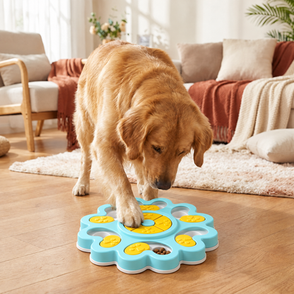 Chien qui joue avec le distributeur de friandises interactif bleu et jaune