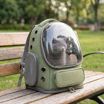 Sac à dos bulle vert posé sur un banc avec un chat à l'intérieur