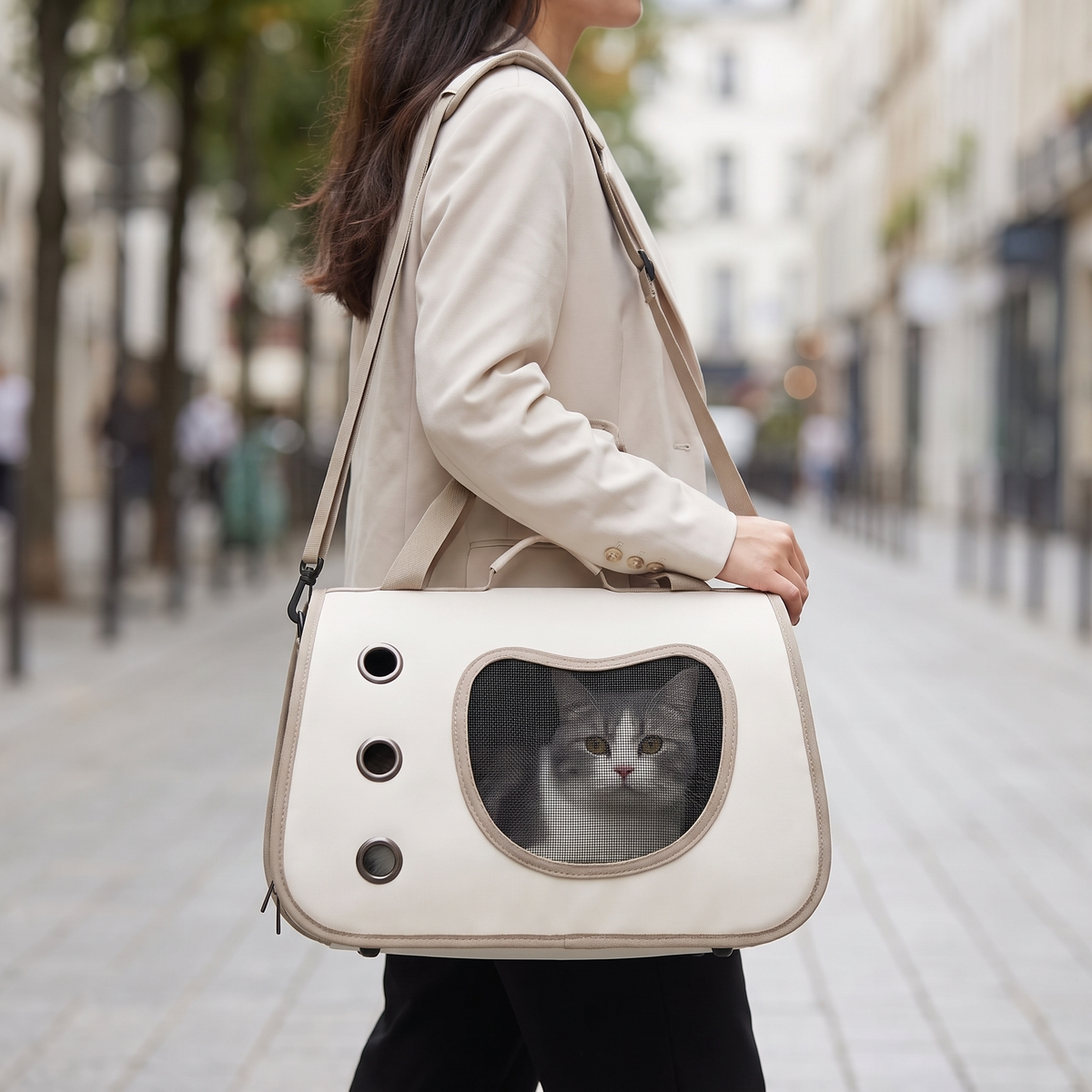Femme portant le sac de transport beige avec son chat visible à travers la fenêtre en maille