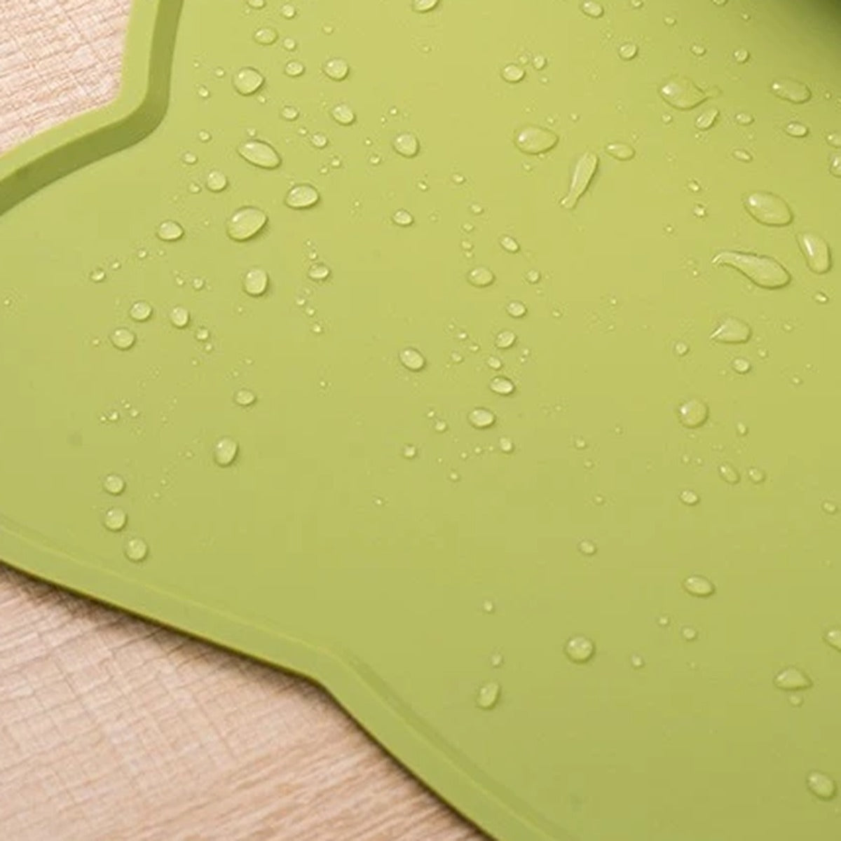 Gouttes d'eau qui perlent sur le tapis de gamelle imperméable