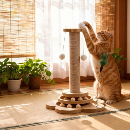 Chat roux qui attrape un pompon de la tour de jeu
