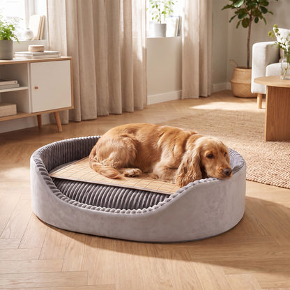 Cocker allongé sur le tapis rafraîchissant en bambou dans le lit Gustave
