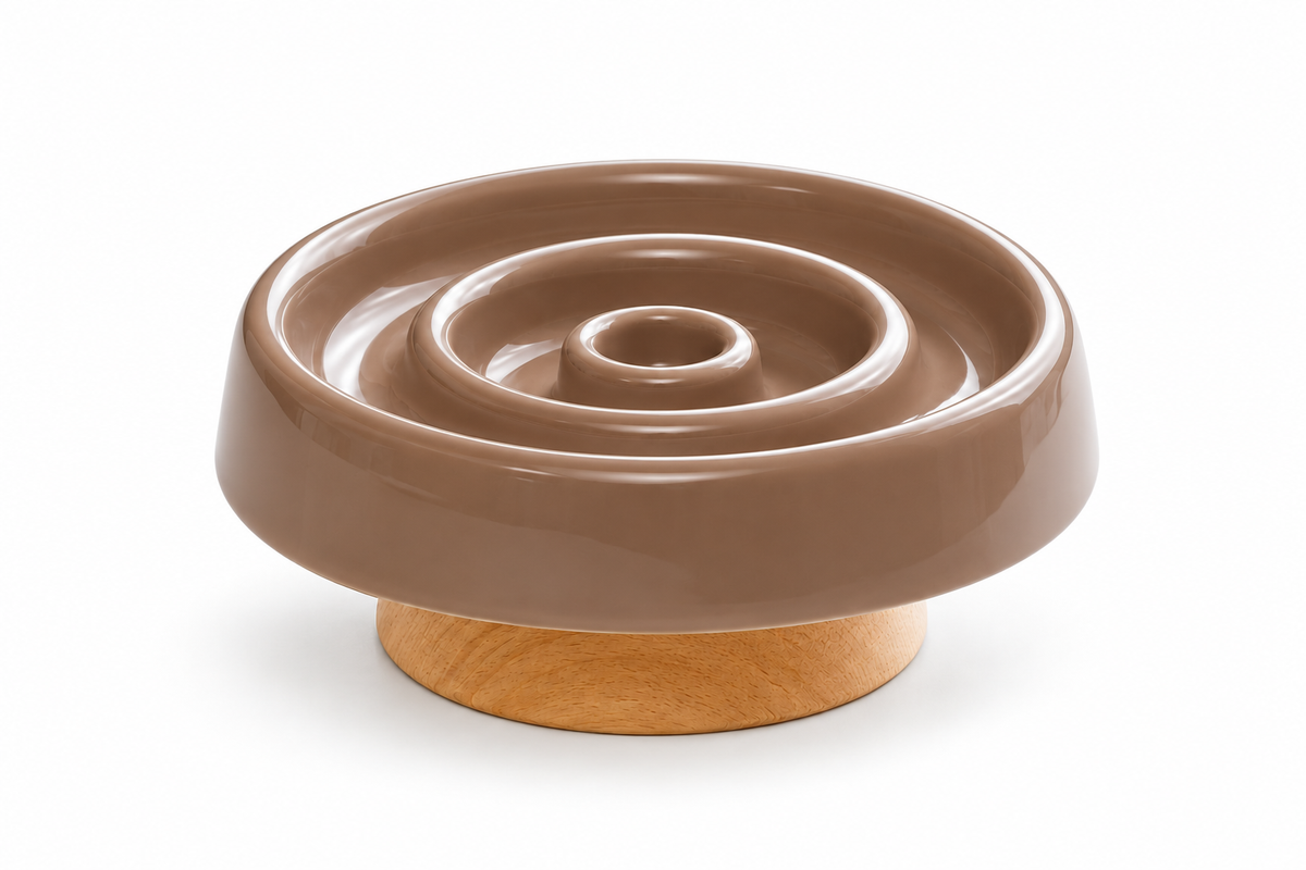 Gamelle anti-glouton en céramique marron sur socle bois — vue studio fond blanc
